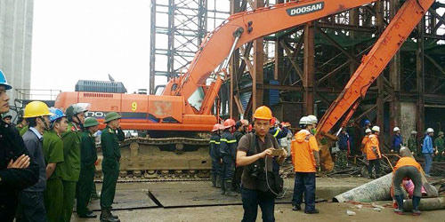 Trắng đêm cứu nạn công nhân vụ sập giàn giáo ở Vũng Áng