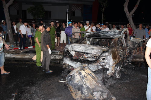 Đâm vào dải phân cách, tài xế chết cháy trong xe