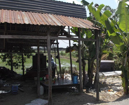 Bị đánh sắp chết, thiếu phụ vẫn cố mặn nồng với tình trẻ