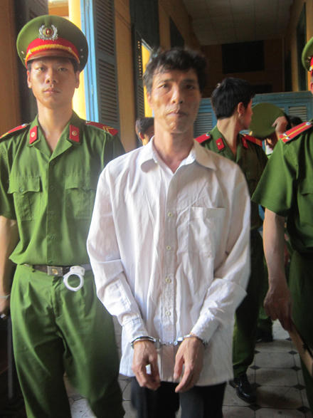 “Nghịch ngợm” bé gái 4 tuổi, gã nát rượu lĩnh án chung thân