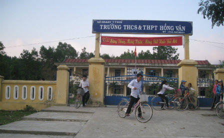 Cảm động chuyện nuôi con người dưng đi học