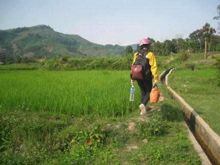 Cảm động chuyện nuôi con người dưng đi học