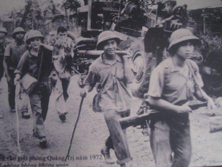 Anh bộ đội da đen trong bức ảnh hành quân giải phóng Quảng Trị