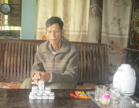 Dị nhân nghiện cao xoa bóp, ăn hàng trăm hộp như cơm bữa