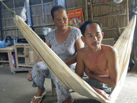 Người thương binh cụt chân vẫn trèo dừa, bắt cá tự mưu sinh