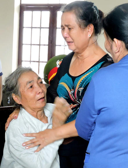 Bị dồn đến đường cùng bà lão giết chồng giữa sân chùa