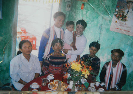 Tục cưới oái oăm, cô dâu chú rể dài cổ chờ ngày “động phòng”