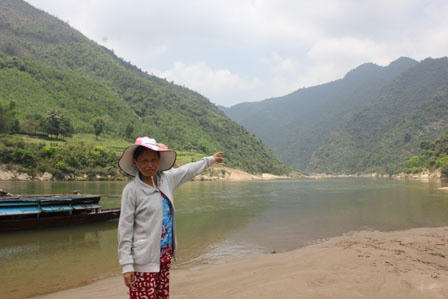 Mẹ chôn sống con để cả làng thoát chết