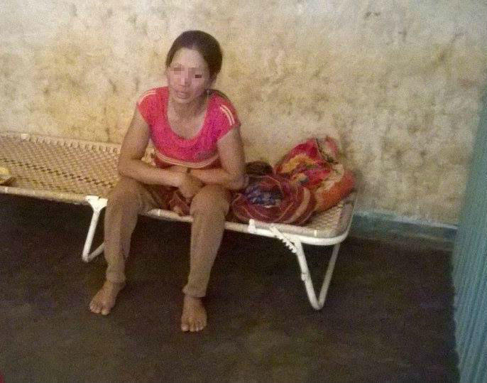 Lỡ 1 lần “chiếu cố”, bé gái thành nô lệ tình dục của bố dượng