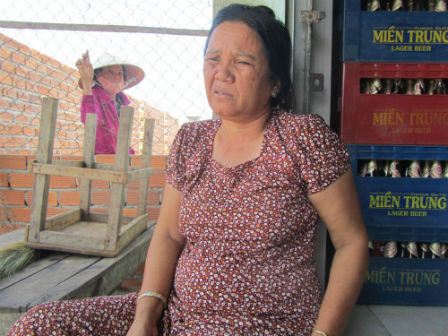 Hung thủ vụ đốt xác phi tang ra tòa vẫn còn hung hãn