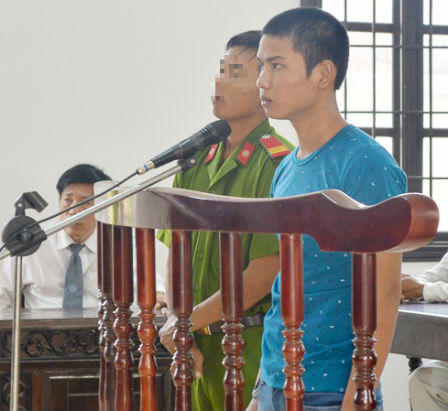 Hung thủ vụ đốt xác phi tang ra tòa vẫn còn hung hãn