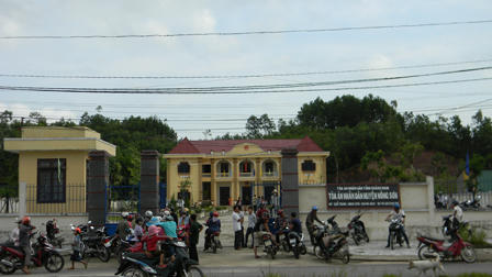 Bé gái lớp 2 bị dượng đến lớp ẵm về nhà hãm hại 