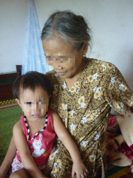 Bé gái ngồi trước di ảnh mẹ năn nỉ: “Cười với con!”