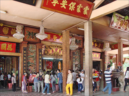 Làm vòng cổ gần 200 lượng vàng cho tượng Bà Chúa Xứ