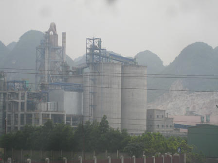 3 nhà máy xi măng “đầu độc” 1 ngôi làng