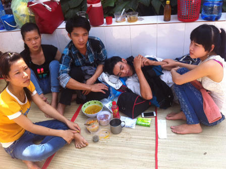 Vợ vô lễ, chồng ôm con đòi tự thiêu