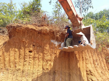 400 ngôi mộ cùng hài cốt bị xúc đi đổ đường?