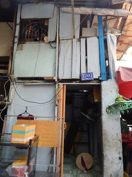 Phận đời cơ cực trong “ngôi nhà” rộng… 3m2