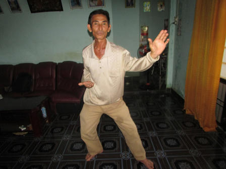 Giàn bầu bí ẩn trong nhà kẻ tâm thần giết mẹ