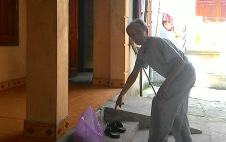 Hết việc để làm, bố lôi con gái 4 tuổi ra cứa cổ