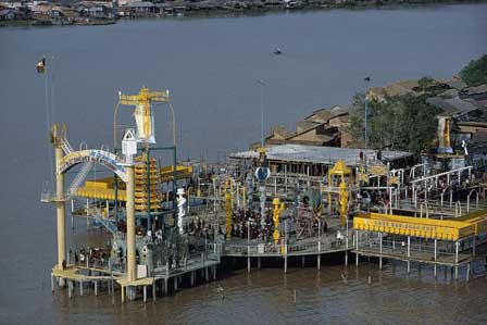 “Giáo chủ” bỏ về nước lập “đạo lạ” vì thất tình với gái Tây 