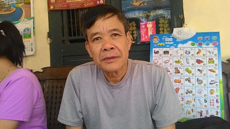 Hết việc để làm, bố lôi con gái 4 tuổi ra cứa cổ