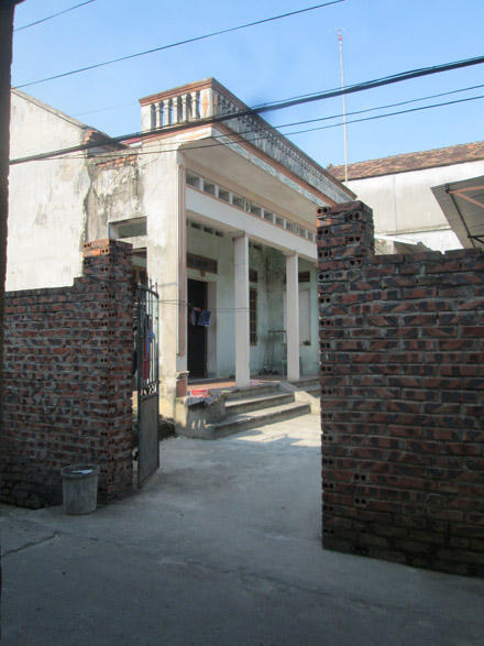 Vợ ngoại tình, chồng lột truồng, gọt tóc