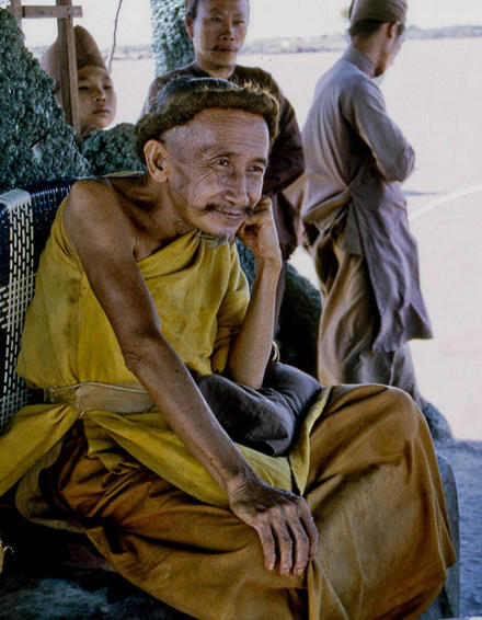 Giáo chủ Đạo "nam nữ trần truồng” và xác chết chôn đứng kỳ quái