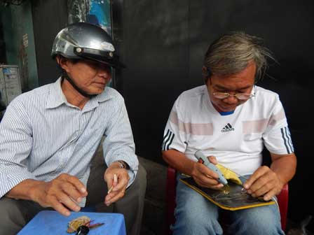 Chuyện về người khắc chữ trên cây bút của Tổng thống Mỹ