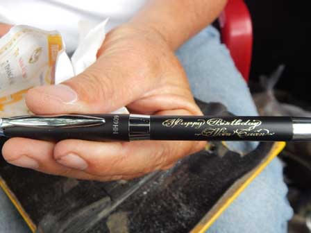 Chuyện về người khắc chữ trên cây bút của Tổng thống Mỹ