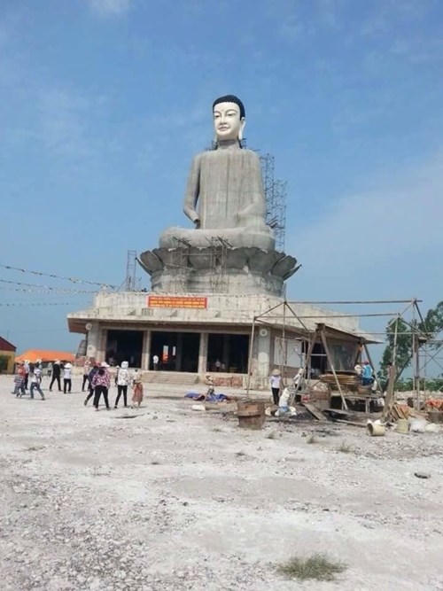 Tượng phật đang thi công bất ngờ đổ sụp