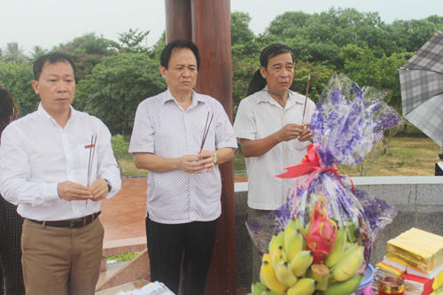 Tri ân miền đất lửa - Báo PLVN dâng hương tưởng niệm các anh linh liệt sỹ