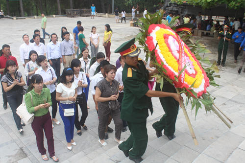 Tri ân miền đất lửa - Báo PLVN dâng hương tưởng niệm các anh linh liệt sỹ