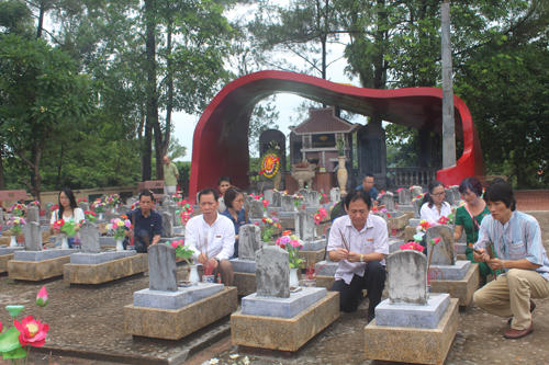 Tri ân miền đất lửa - Báo PLVN dâng hương tưởng niệm các anh linh liệt sỹ