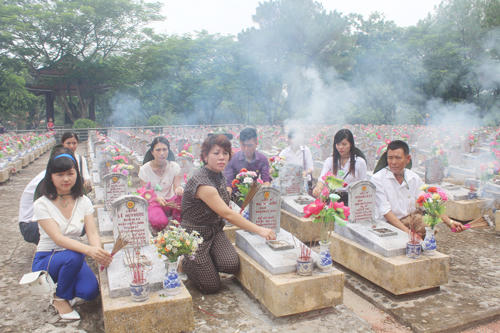 Tri ân miền đất lửa - Báo PLVN dâng hương tưởng niệm các anh linh liệt sỹ