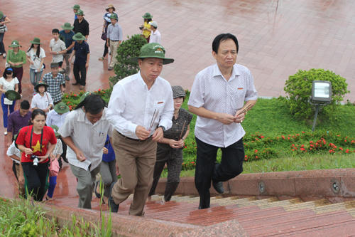 Tri ân miền đất lửa - Báo PLVN dâng hương tưởng niệm các anh linh liệt sỹ
