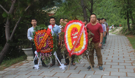 Báo Pháp luật Việt Nam và Công ty Cổ phần Lochsa Việt Nam dâng hương mộ Đại tướng