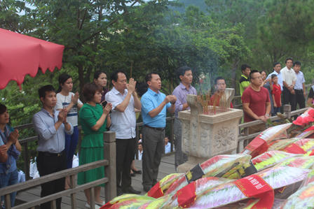 Báo Pháp luật Việt Nam và Công ty Cổ phần Lochsa Việt Nam dâng hương mộ Đại tướng