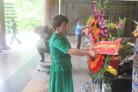 Báo Pháp luật Việt Nam và Công ty Cổ phần Lochsa Việt Nam dâng hương mộ Đại tướng