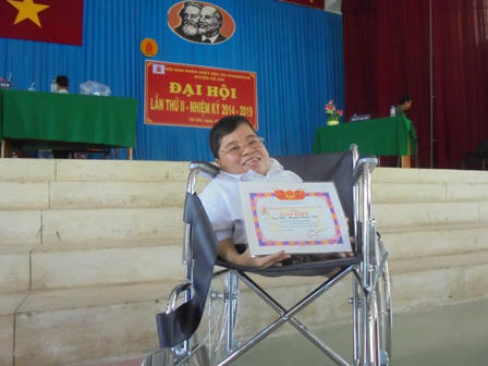 “Cô giáo” tí hon lăn trên chõng dạy học