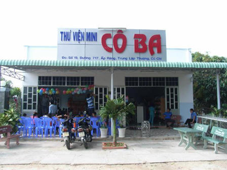 “Cô giáo” tí hon lăn trên chõng dạy học