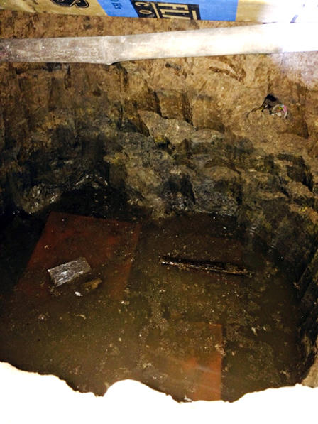 Giết bạn rồi trốn xuống hầm, kéo vợ nạn nhân đồng phạm 