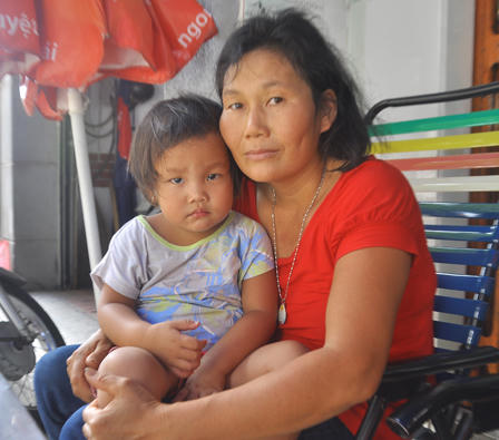 Mẹ góa "ôm" hai con dựng lều chờ chết 