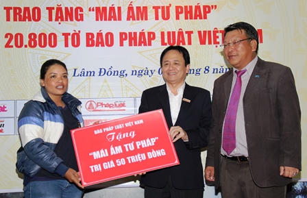 Báo PLVN “chung tay xóa nghèo pháp luật” tại Lâm Đồng