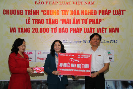 Báo PLVN “chung tay xóa nghèo pháp luật” tại Lâm Đồng