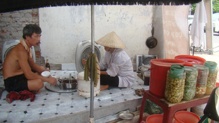 Mắc kẹt trong những túp lều tiền tỉ