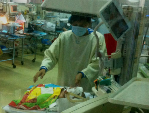 Mẹ cháu bé 11 ngày tuổi bị đâm lặng lẽ gặp con