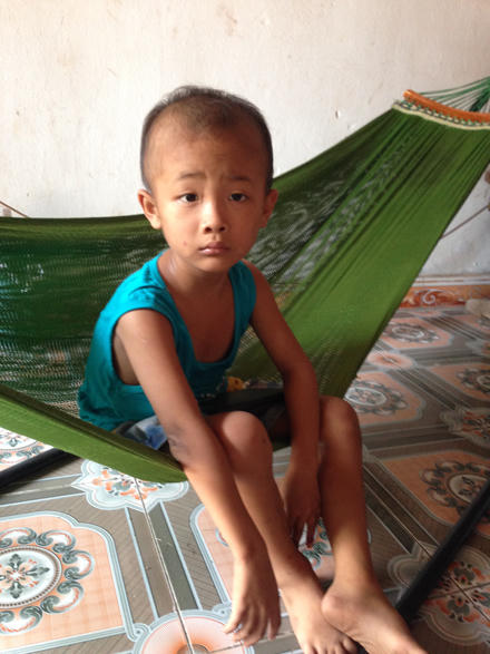 “Gà trống” một mình chăm đàn con bại não, ung thư