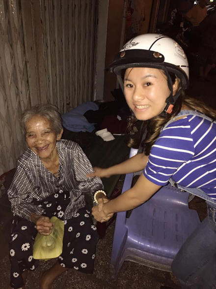 Cô gái tốt bụng đi khắp Sài Gòn phát cơm từ thiện