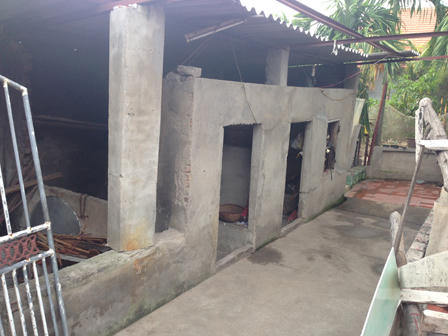 Con dâu xách dao đuổi chém, giành đất bố mẹ chồng  